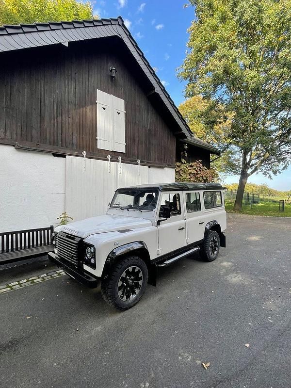 Weiß Gebraucht 2009 Land Rover Defender SE Kombi | 63.000 € - Bild 1/4