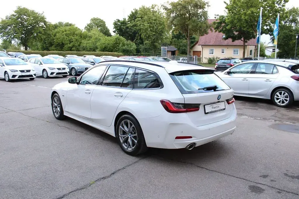 Gebraucht BMW 330e Sport Line 292 PS (214 kW) 2022 Weiß Kombi