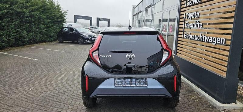 Neu Toyota Aygo X 72 PS (52 kW) 2025 Celestite grey metallic/ dach SUV