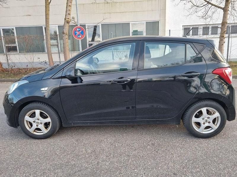 Gebraucht Hyundai i10 67 PS (49 kW) 2016 Schwarz Kleinwagen