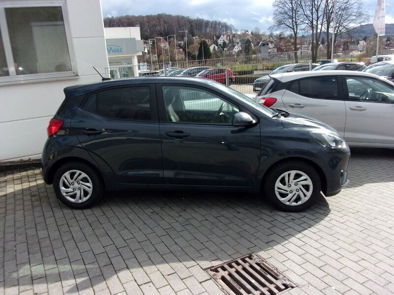 Gebraucht Hyundai i10 Comfort 67 PS (49 kW) 2023 Grau Kleinwagen