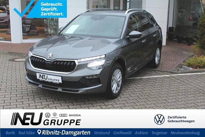Graphitegrau (metallic) Gebraucht 2024 Skoda Kamiq Selection SUV | 22.779 € (Fairer Preis) - Bild 1/4