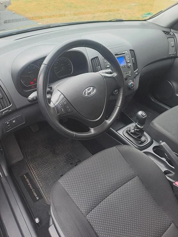 Gebraucht Hyundai i30 90 PS (66 kW) 2011 Schwarz Kleinwagen