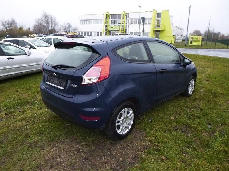 Gebraucht Ford Fiesta Ambiente 60 PS (44 kW) 2015 Blau Kleinwagen