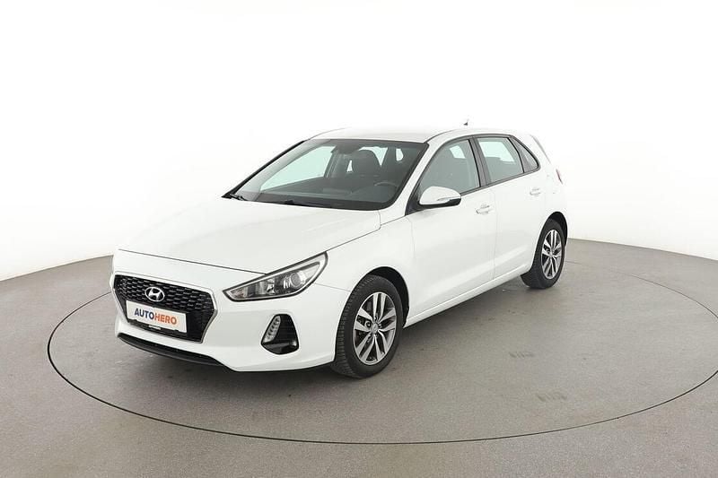 Weiß Gebraucht 2018 Hyundai i30 Trend Limousine | 12.270 € (Guter Preis) - Bild 1/3