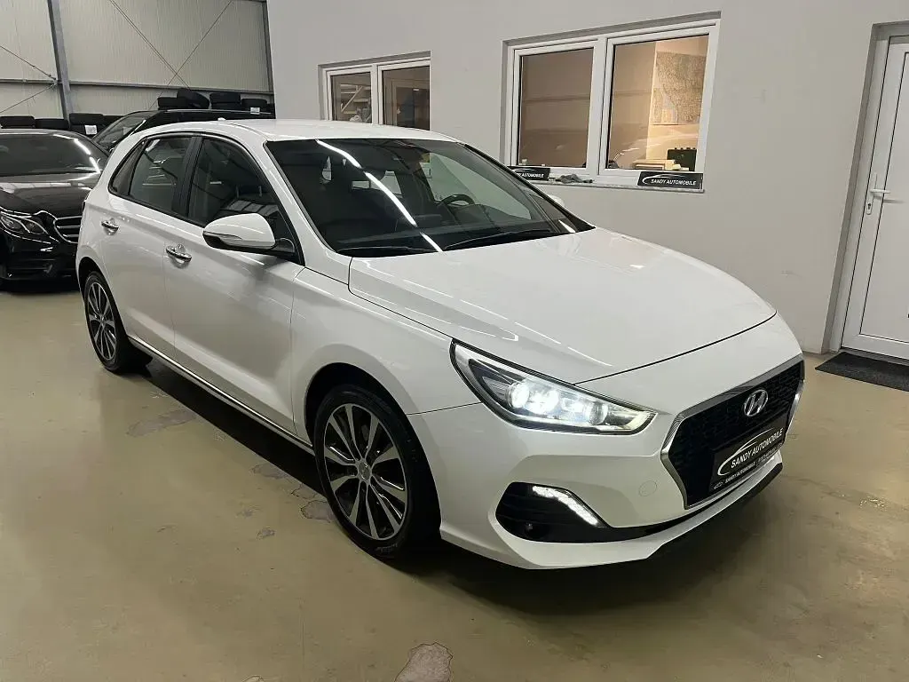 Gebraucht Hyundai i30 136 PS (100 kW) 2019 Polar white / sol Limousine