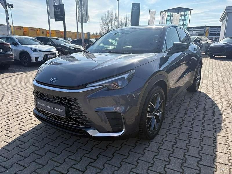 Gebraucht Lexus LBX 136 PS (100 kW) 2024 Sonic chrome (1l1)/ black (202 SUV