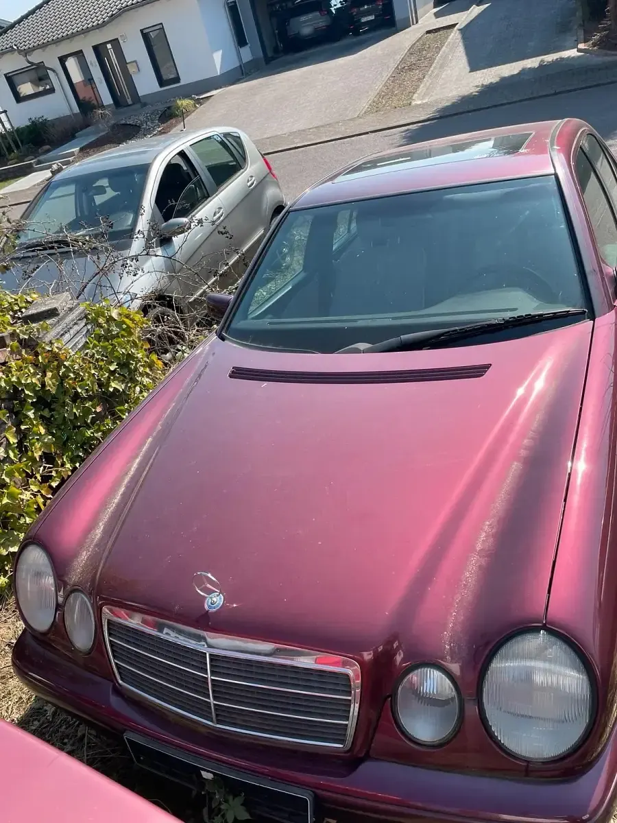 Gebraucht Mercedes E220 95 PS (69 kW) 1996 Rot Limousine