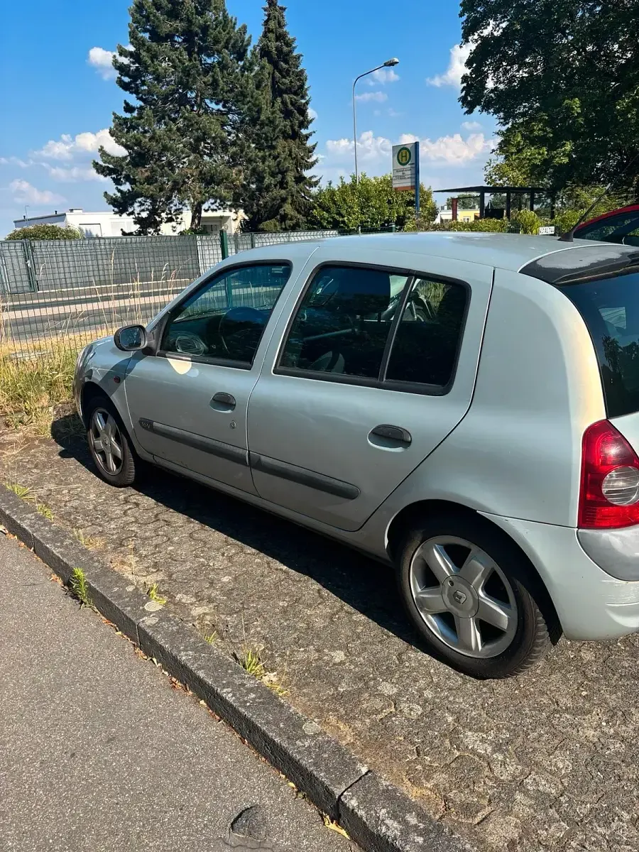 Gebraucht Renault Clio 75 PS (55 kW) 2002 Silber Kleinwagen