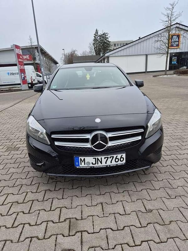 Schwarz Gebraucht 2014 Mercedes A180 Urban Kleinwagen | 11.400 € (Fairer Preis) - Bild 1/4