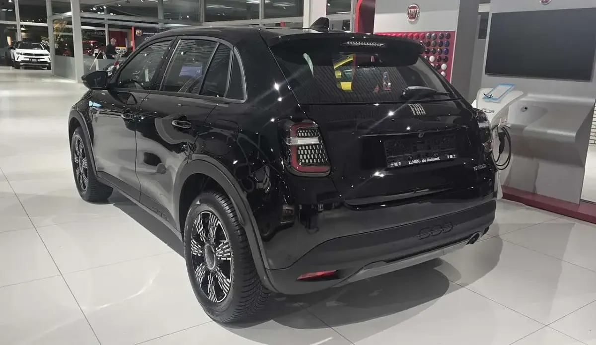 Neu Fiat 600 101 PS (74 kW) 2025 Schwarz SUV