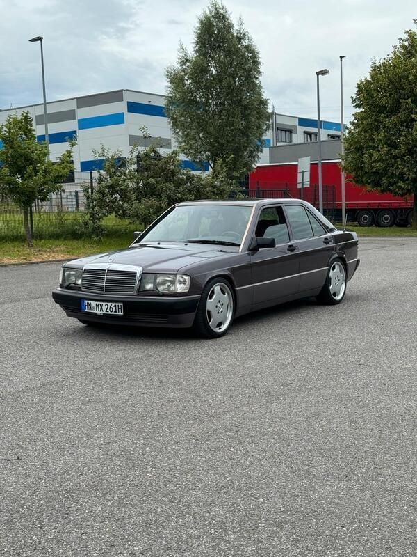 Grau Gebraucht 1991 Mercedes 190 Limousine | 10.000 € - Bild 1/4