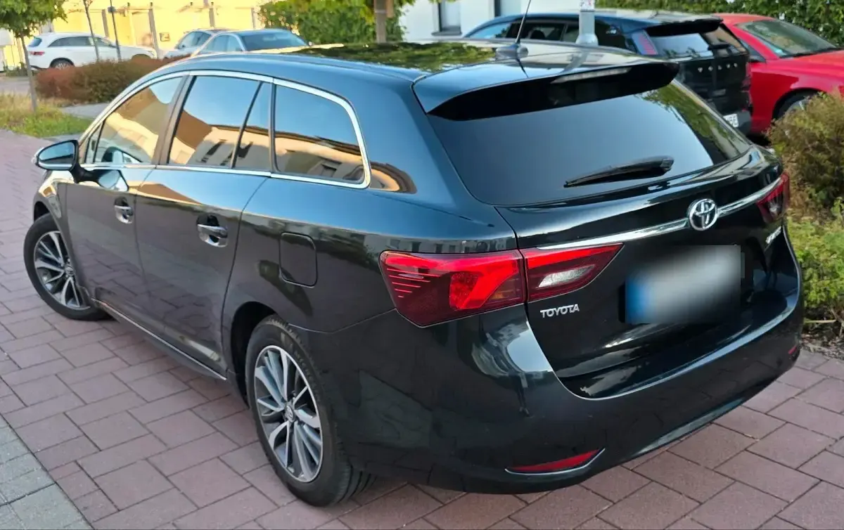 Gebraucht Toyota Avensis 112 PS (82 kW) 2016 Schwarz Kombi