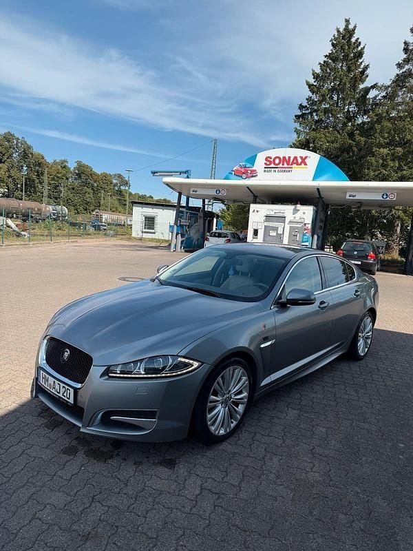 Grau Gebraucht 2013 Jaguar XF Limousine | 8.999 € - Bild 1/4