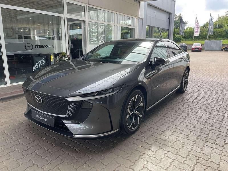 Machine gray Neu 2025 Mazda 6e Takumi-Line Limousine | 44.725 € (Fairer Preis) - Bild 1/4
