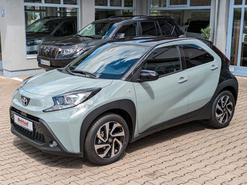 Grau Neu 2025 Toyota Aygo X Team SUV | 16.550 € - Bild 1/4