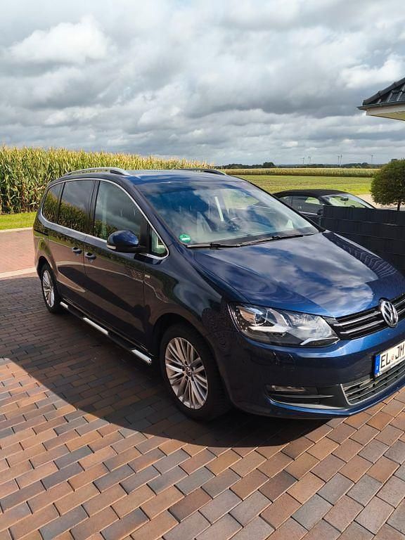 Blau Gebraucht 2014 VW Sharan Cup Van / Kleinbus | 13.490 € (Fairer Preis) - Bild 1/4
