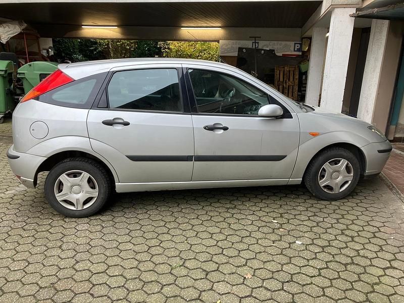 Gebraucht Ford Focus 100 PS (73 kW) 2002 Silber Kleinwagen