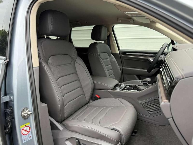 Neu VW Touareg Elegance 286 PS (210 kW) 2026 Dolomite silver metallic SUV