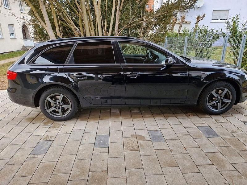 Schwarz Gebraucht 2014 Audi A4 Attraction Kombi | 9.500 € (Etwas zu teuer) - Bild 1/4