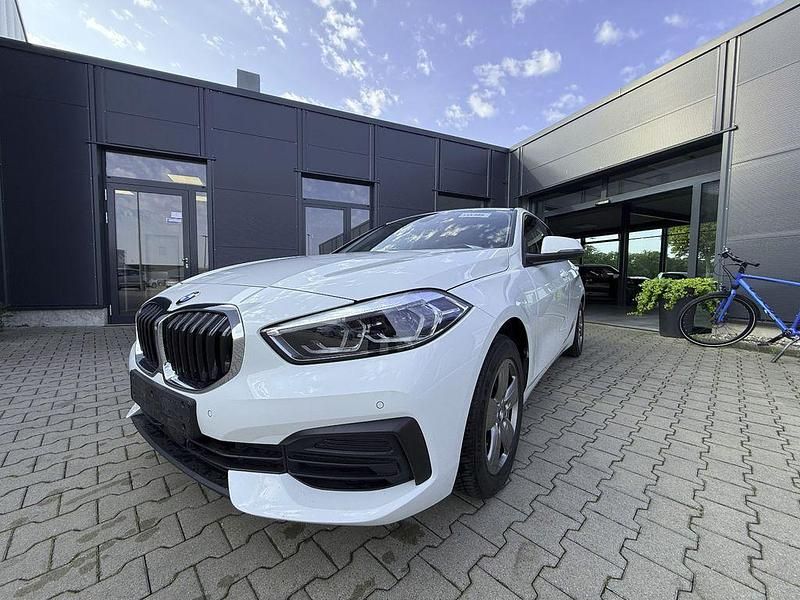 Weiß Gebraucht 2023 BMW 118 Advantage Kleinwagen | 21.990 € (Fairer Preis) - Bild 1/4