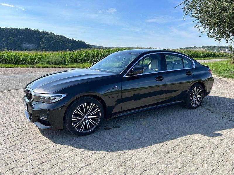Schwarz Gebraucht 2019 BMW 330e M Sport Limousine | 36.000 € (Teuer) - Bild 1/4