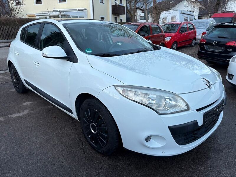 Weiß Gebraucht 2009 Renault Mégane III Expression Limousine | 4.250 € (Etwas zu teuer) - Bild 1/4