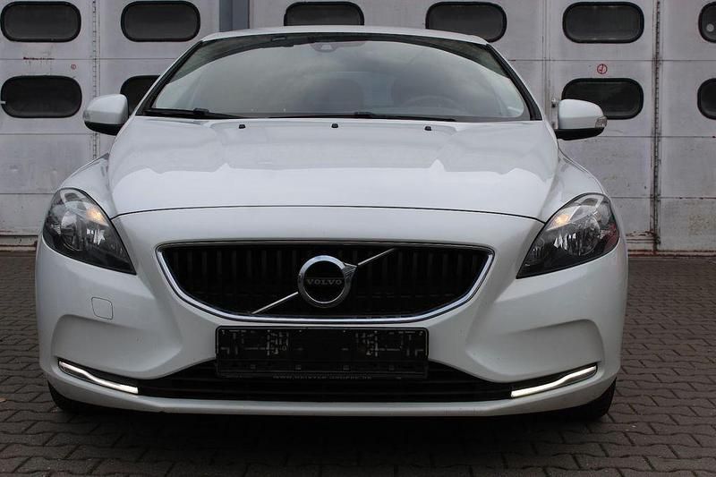 Gebraucht Volvo V40 Kinetic 120 PS (88 kW) 2016 Ice white Kombi