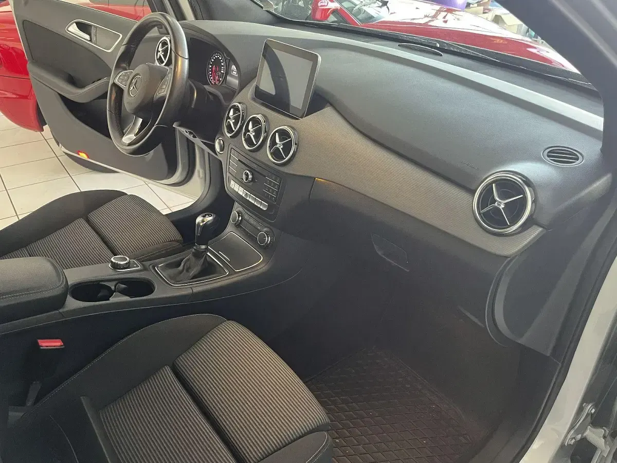 Gebraucht Mercedes B180 Style 122 PS (89 kW) 2017 Silber Kleinwagen