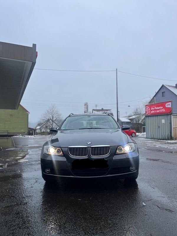 Grau Gebraucht 2005 BMW 325 Kombi | 3.350 € - Bild 1/4