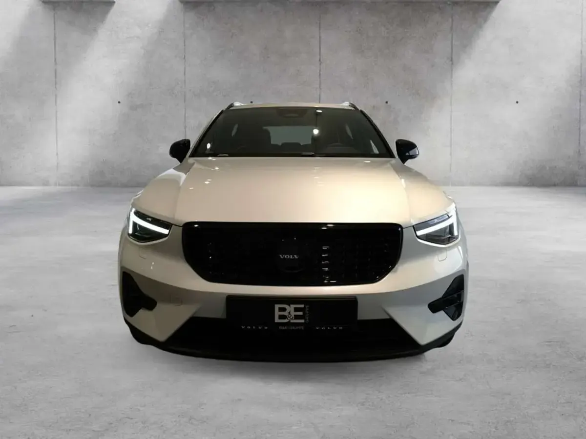 Neu Volvo XC40 Plus 163 PS (119 kW) 2026 Weiß SUV