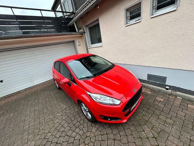 Rot Gebraucht 2015 Ford Fiesta Titanium Kleinwagen | 5.300 € (Guter Preis) - Bild 1/4