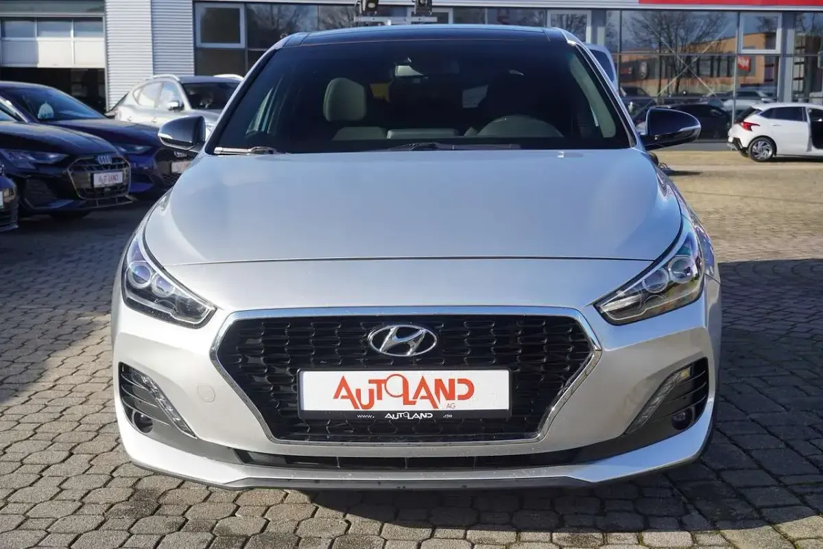 Gebraucht Hyundai i30 Passion Plus 140 PS (102 kW) 2019 Silber Limousine