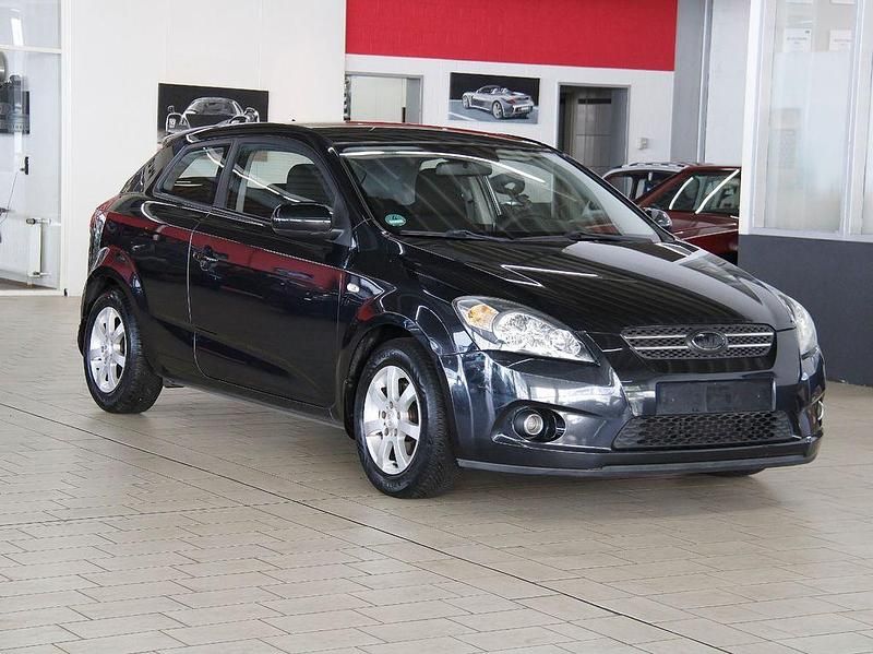 Second-hand Kia Ceed 125 CP (91 kW) 2010 Negru Hatchback