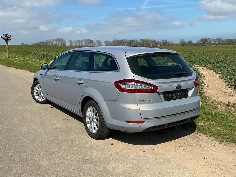 Usado Ford Mondeo 140 CV (102 kW) 2014 Plateado Familiar
