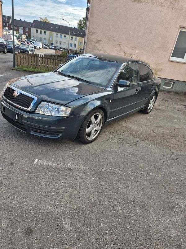 Grün Gebraucht 2003 Skoda Superb Limousine | 4.900 € - Bild 1/4