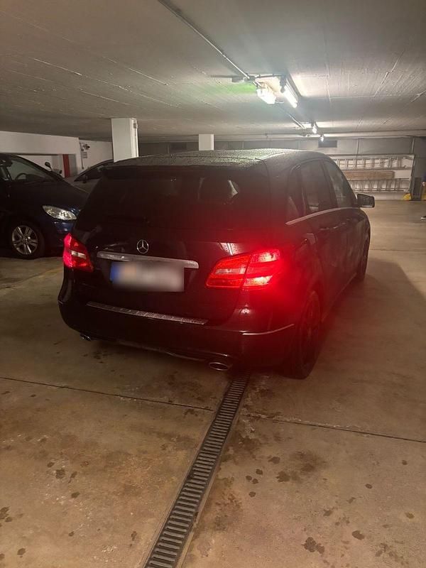 Gebraucht Mercedes B180 122 PS (89 kW) 2012 Schwarz Van / Kleinbus