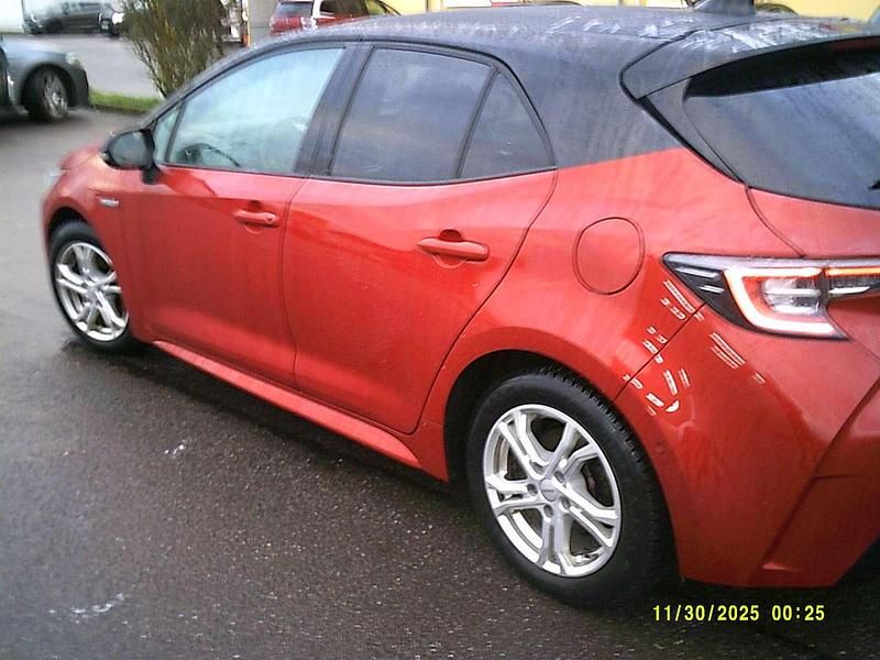 Gebraucht Toyota Corolla Hybrid Club 156 PS (114 kW) 2019 Rot Limousine