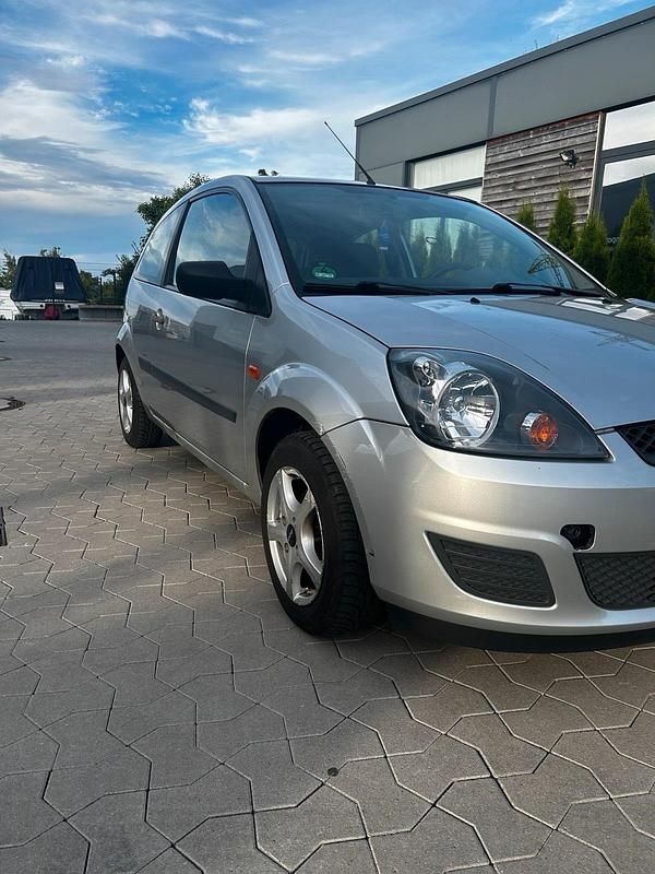 Gebraucht Ford Fiesta 60 PS (44 kW) 2006 Silber Kleinwagen