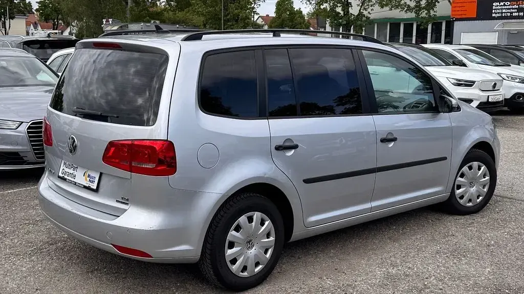 Gebraucht VW Touran Trendline 105 PS (77 kW) 2014 Silber Van / Kleinbus
