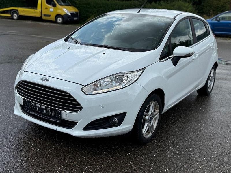 Weiß Gebraucht 2015 Ford Fiesta Titanium Kleinwagen | 5.950 € (Fairer Preis) - Bild 1/4