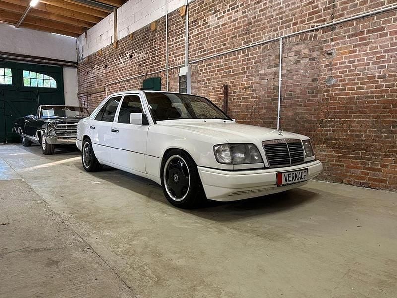 Weiß Gebraucht 1995 Mercedes E280 AMG Limousine | 7.190 € - Bild 1/4