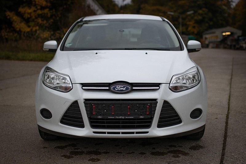 Gebraucht Ford Focus 101 PS (74 kW) 2013 Weiß Kombi