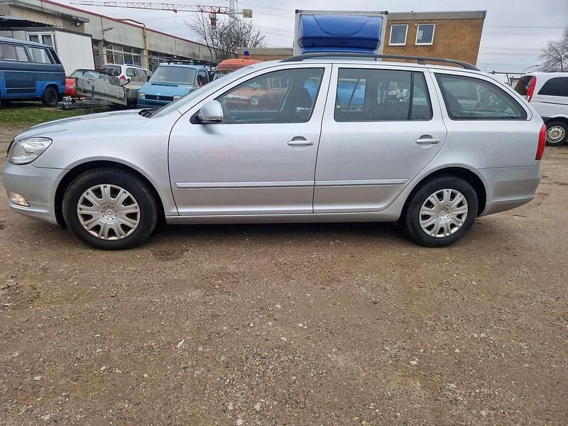 Gebraucht Skoda Octavia Ambiente 122 PS (89 kW) 2011 Brilliantsilber metallic Kombi