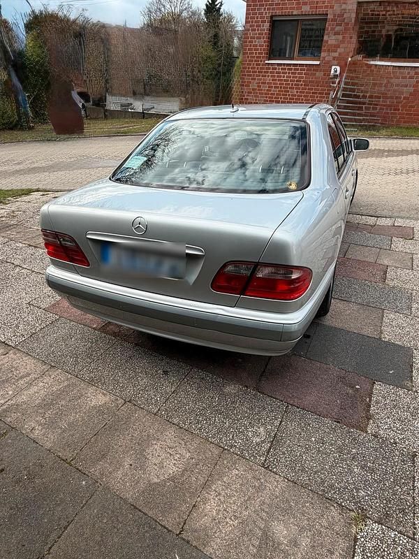 Gebraucht Mercedes E320 Classic 197 PS (144 kW) 2001 Silber Limousine