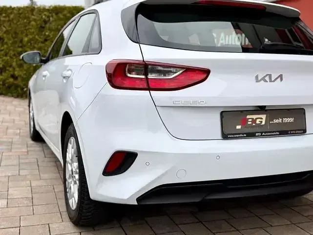 Używany Kia Ceed Edition 7 101 KM (74 kW) 2023 Biały Hatchback