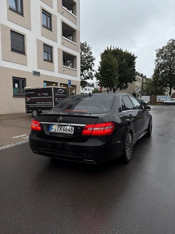 Gebraucht Mercedes E220 170 PS (125 kW) 2011 Schwarz Limousine