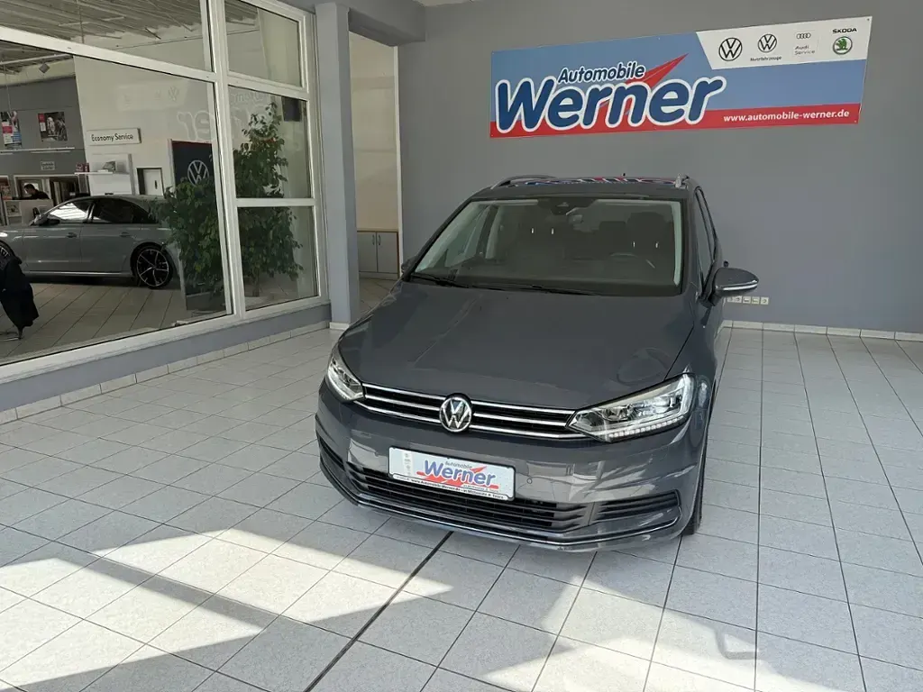 Używany VW Touran Active 150 KM (110 kW) 2022 Szary Minivan