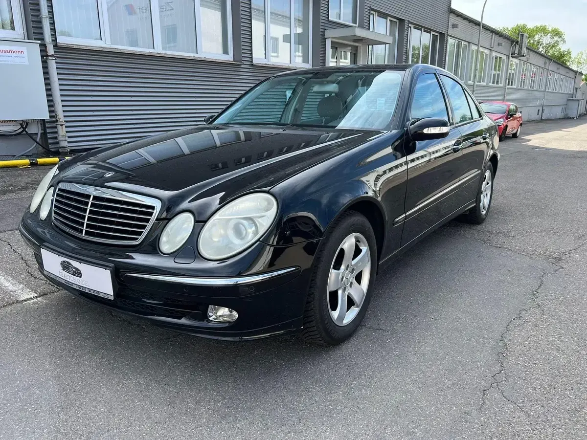 Używany Mercedes E220 Avantgarde 150 KM (110 kW) 2004 Czarny Sedan/Limuzyna