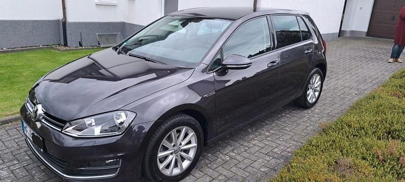 Grau Gebraucht 2015 VW Golf LOUNGE Limousine | 11.999 € (Fairer Preis) - Bild 1/4